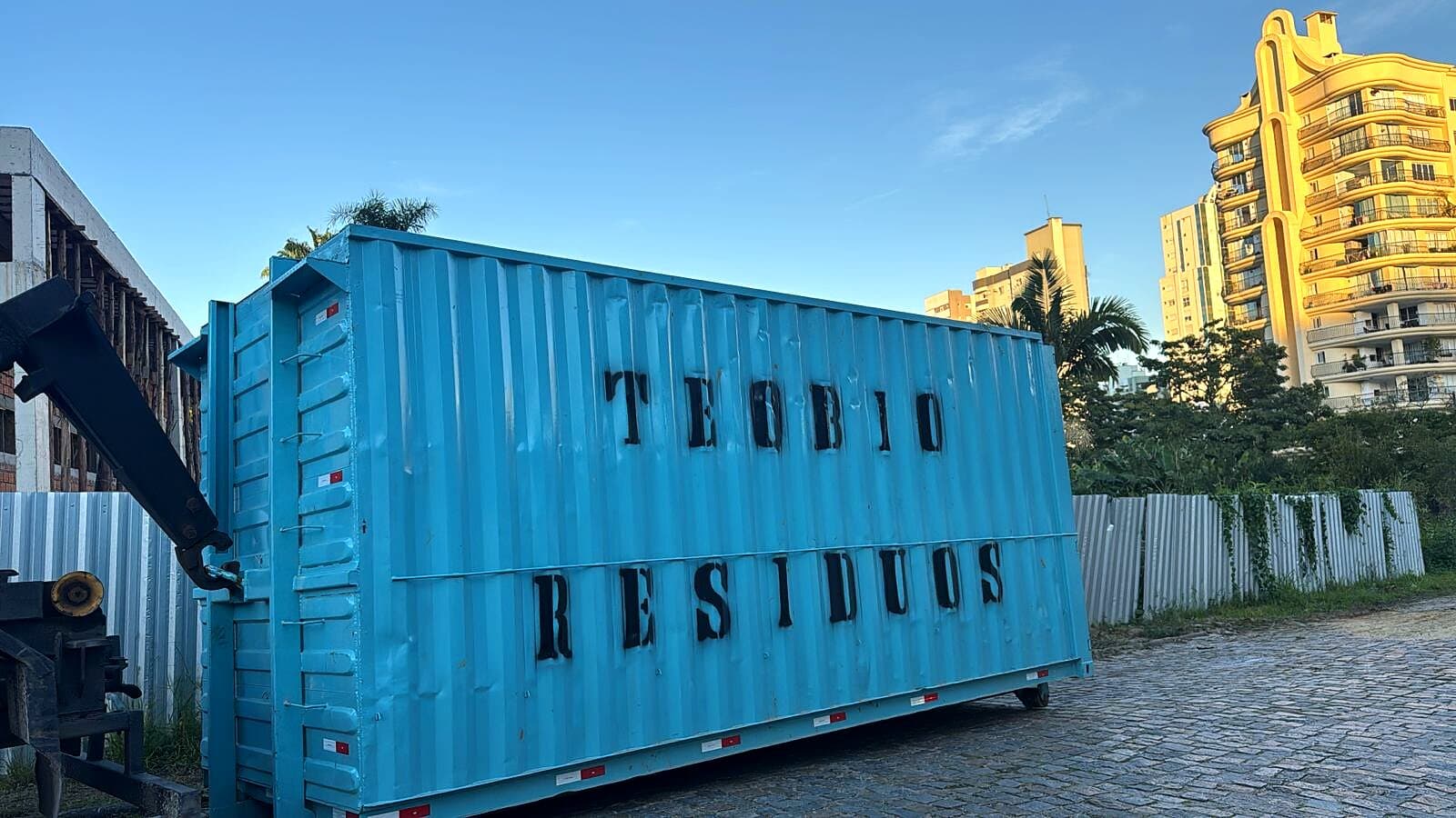 Caixa de coleta de madeira azul da Teqbio Resíduos ao entardecer